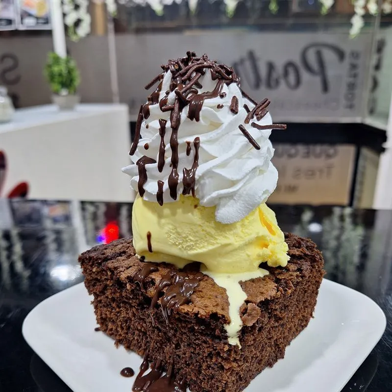 Brownie con helado