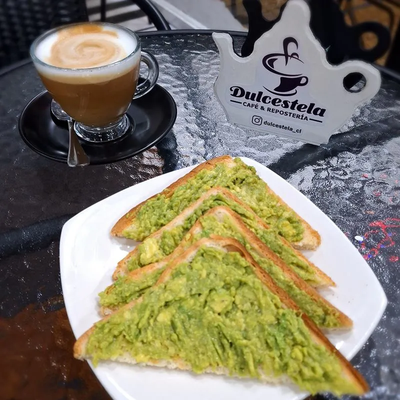 Combo de tostadas con palta y un cortado