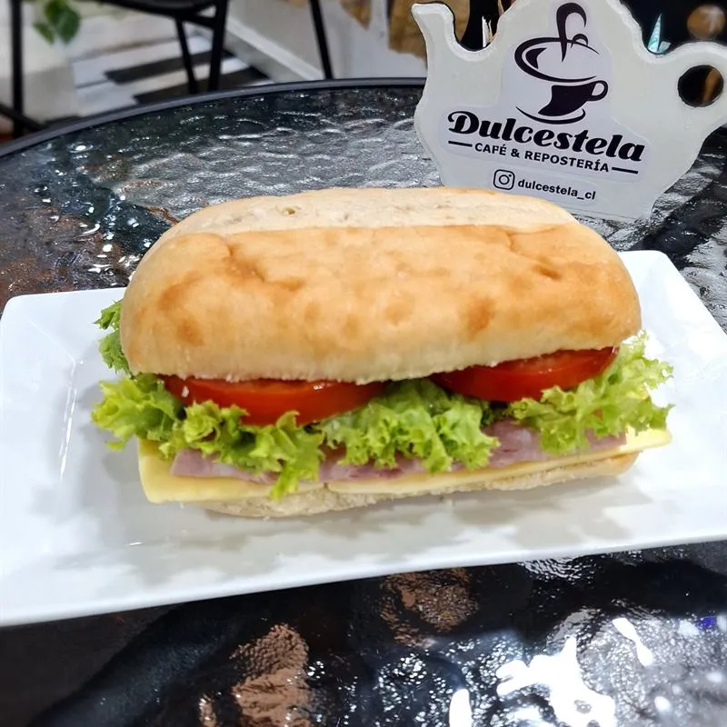 Sándwich de jamón, queso, lechuga y tomate
